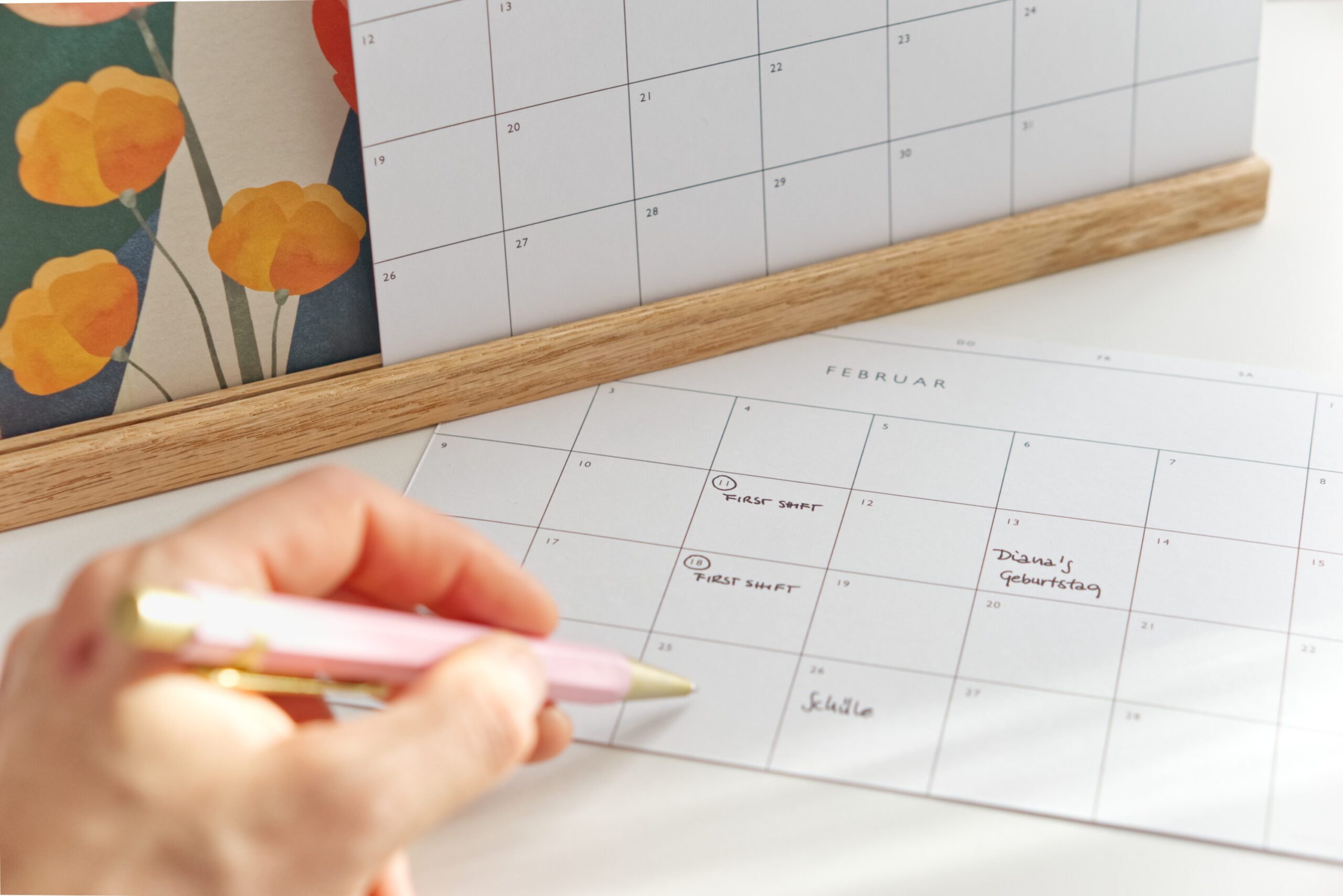 kalendarz biurkowy 2026 A5 elegancki debowa podstawka stojak Follygraph minimalistyczny