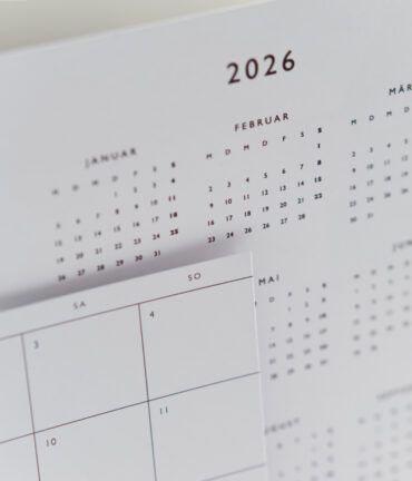 kalendarz biurkowy 2026 A5 elegancki debowa podstawka stojak Follygraph minimalistyczny