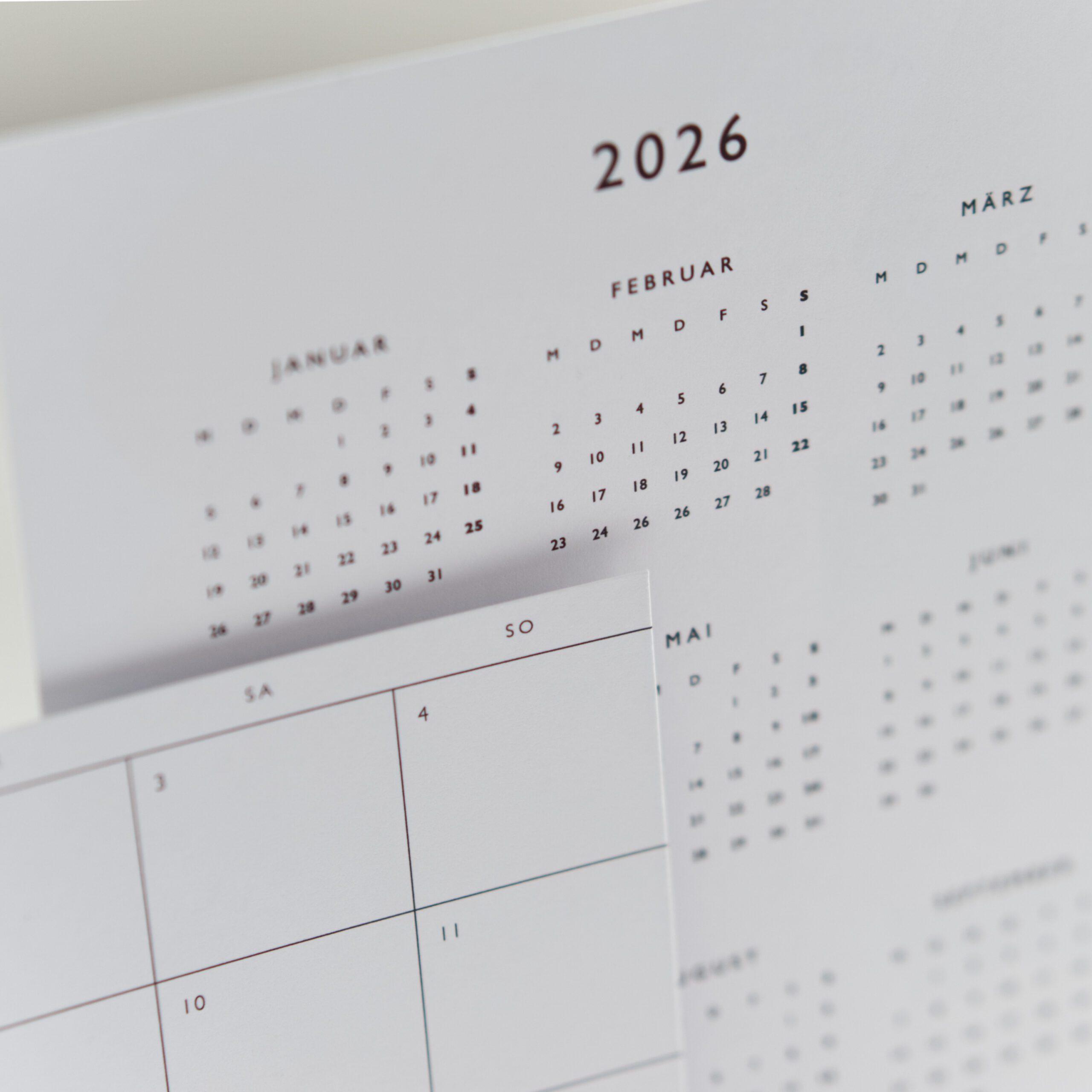 kalendarz biurkowy 2026 A5 elegancki debowa podstawka stojak Follygraph minimalistyczny