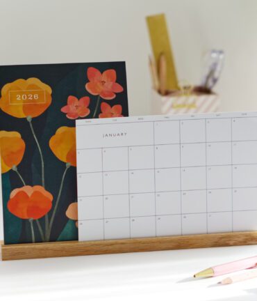 kalendarz biurkowy 2026 A5 elegancki debowa podstawka stojak Follygraph minimalistyczny