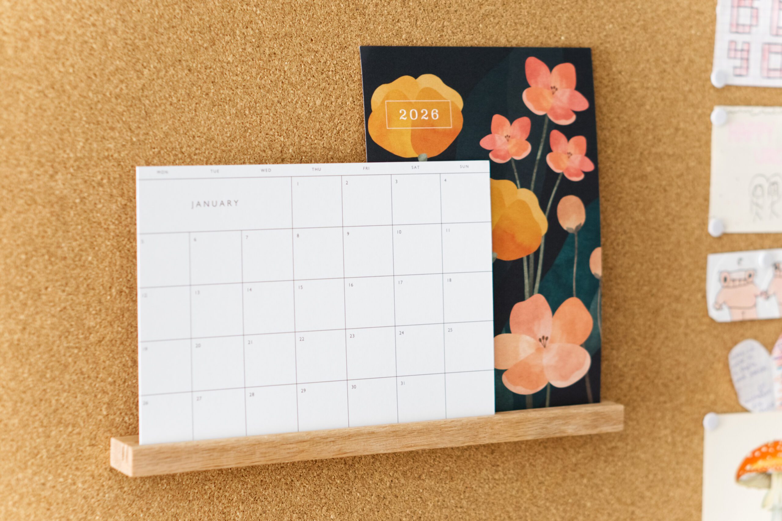 kalendarz biurkowy 2026 A5 elegancki debowa podstawka stojak Follygraph minimalistyczny