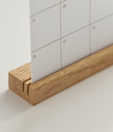 kalendarz biurkowy 2026 A5 elegancki debowa podstawka stojak Follygraph minimalistyczny